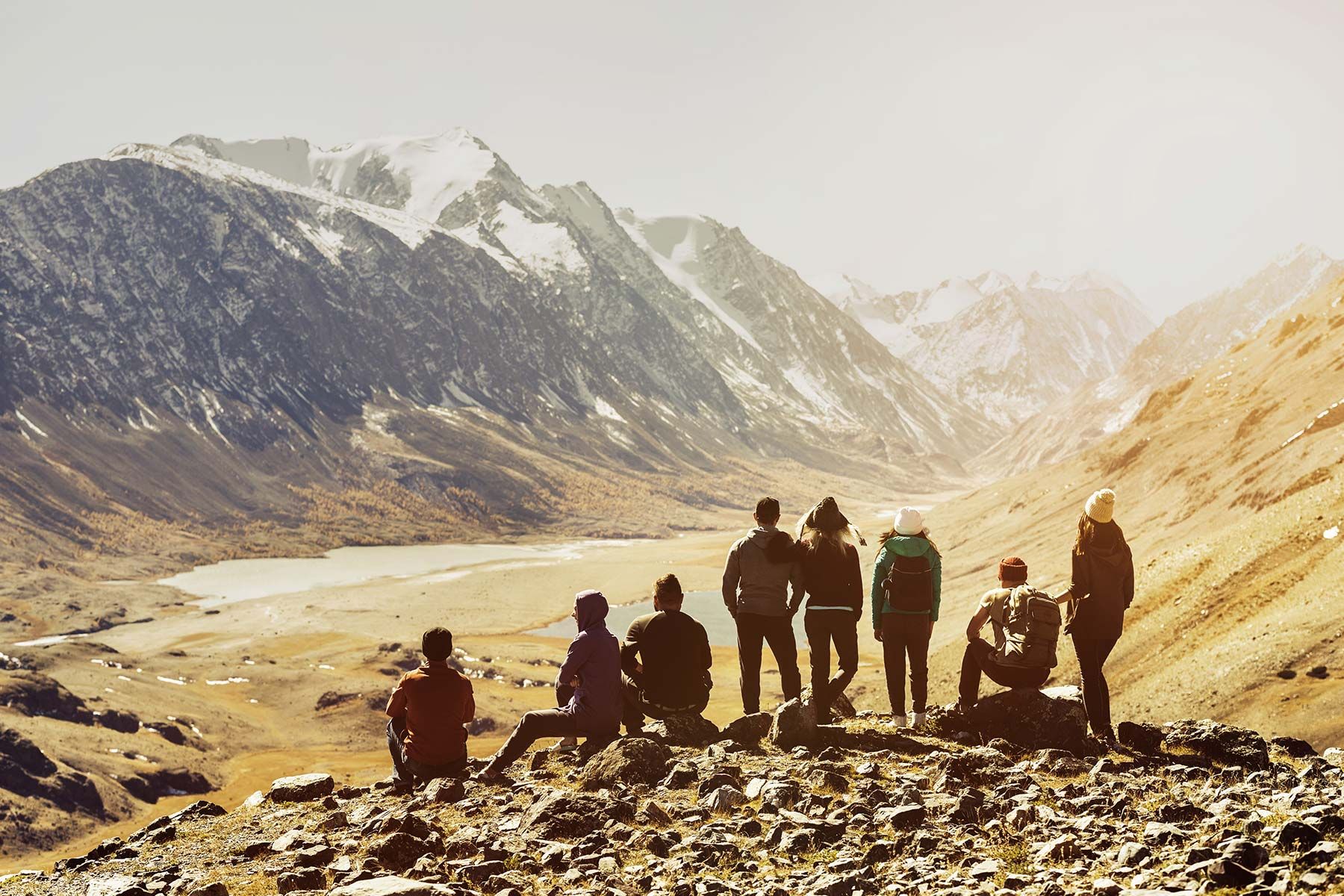 Eine Wandergruppe bestaunt eine wunderschöne Berglandschaft